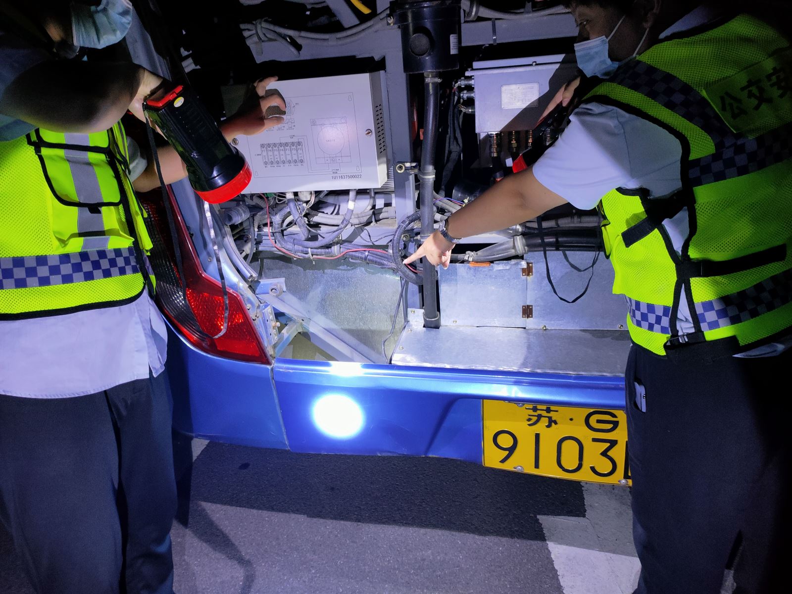 公交集團公交事業(yè)一部開(kāi)展場(chǎng)站疫情防控專(zhuān)項夜查活動(dòng)